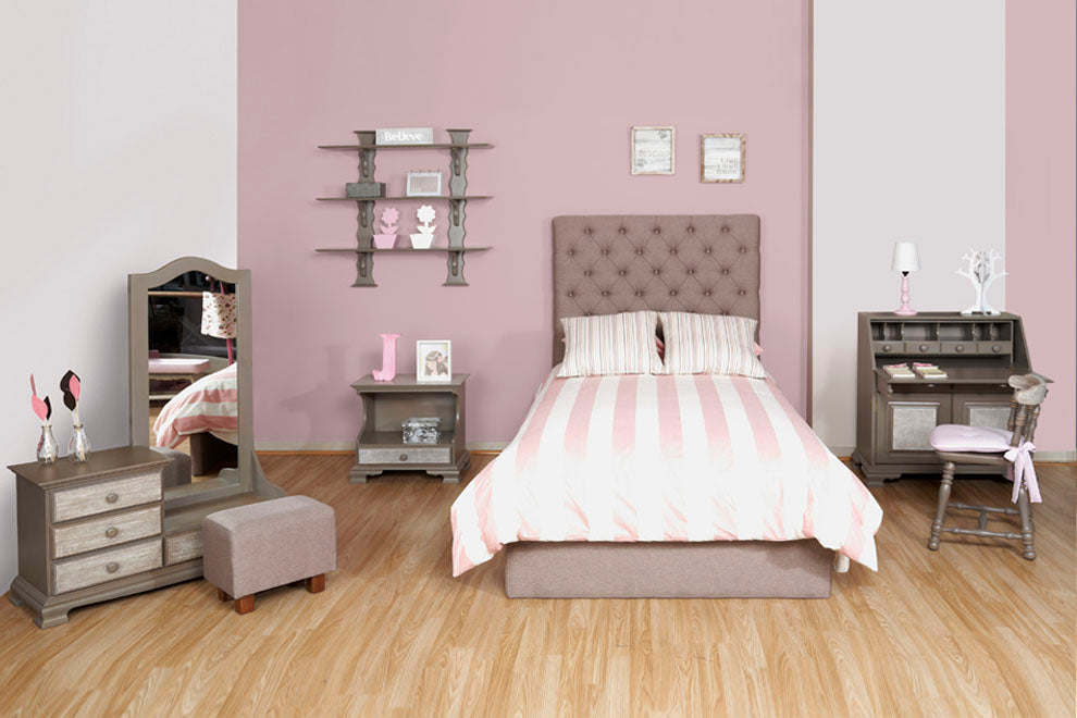 Ambiente para niña con cama de espaldar tapizados